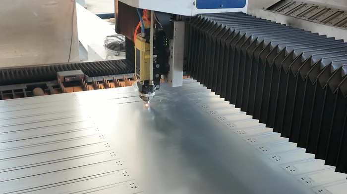 Automated CNC fiber laser cutting machine with high precision