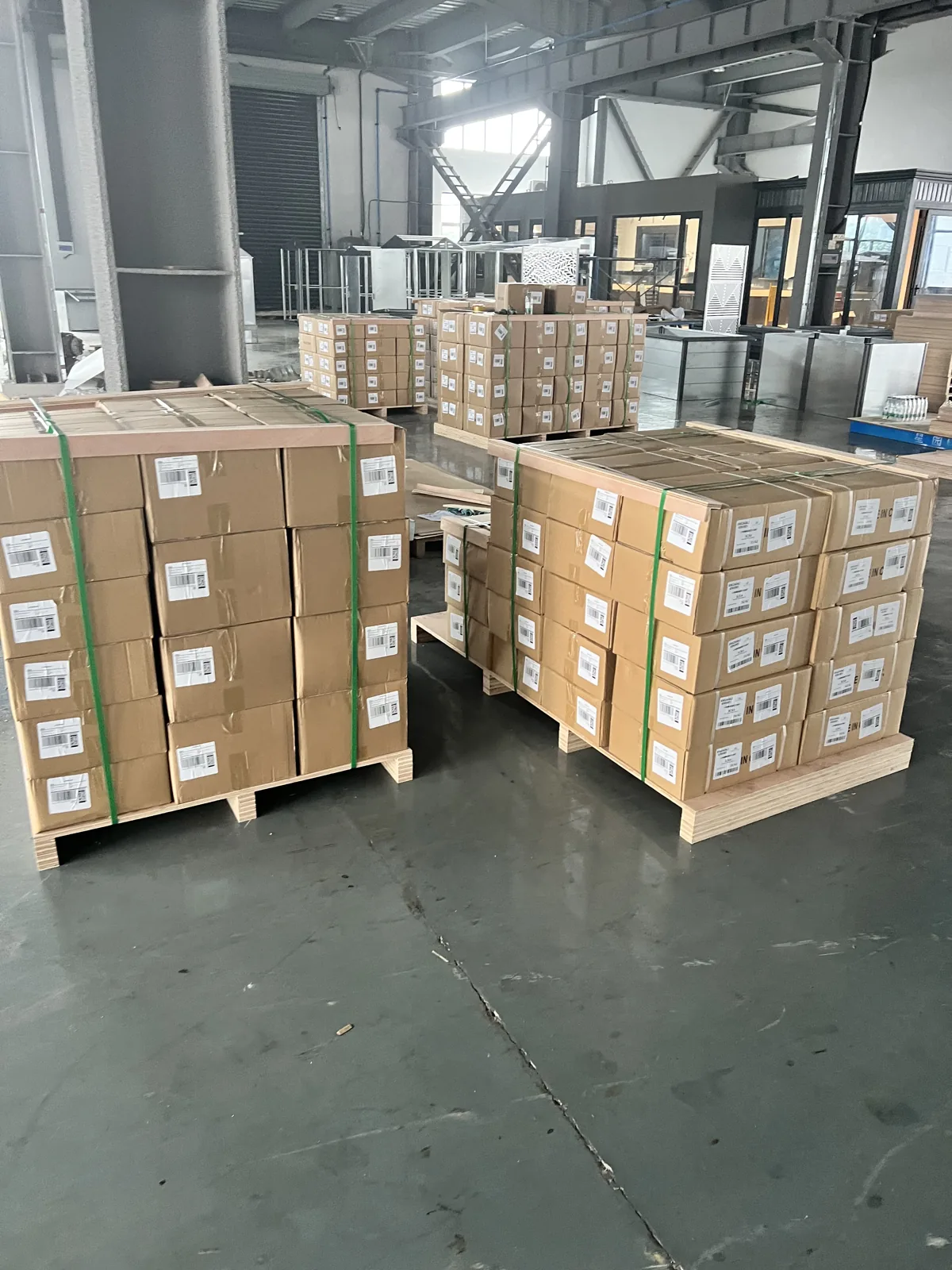 Raised garden bed manufacturers export cartons secured on wooden pallets inside the factory